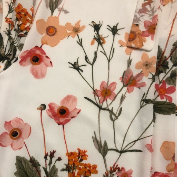 Karl Lagerfeld PARIS 🌷🪷Beautiful Floral Sleeveless and Bow Neckline Blouse - Picture 5 of 7